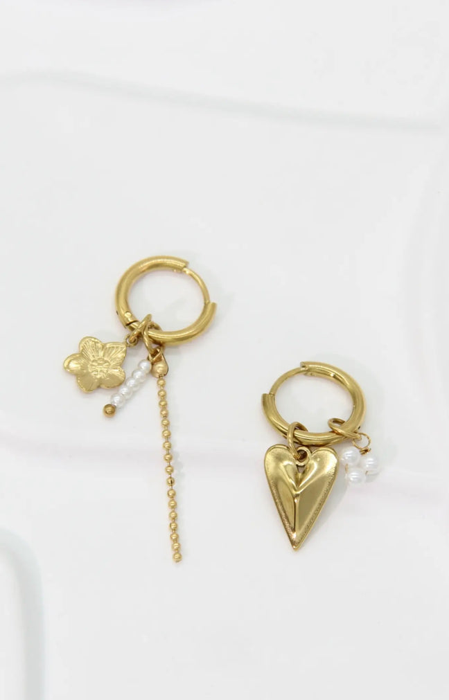 Boucles d’oreilles asymétriques cœur & fleur dorées acier inoxydable | Lilou Bohème